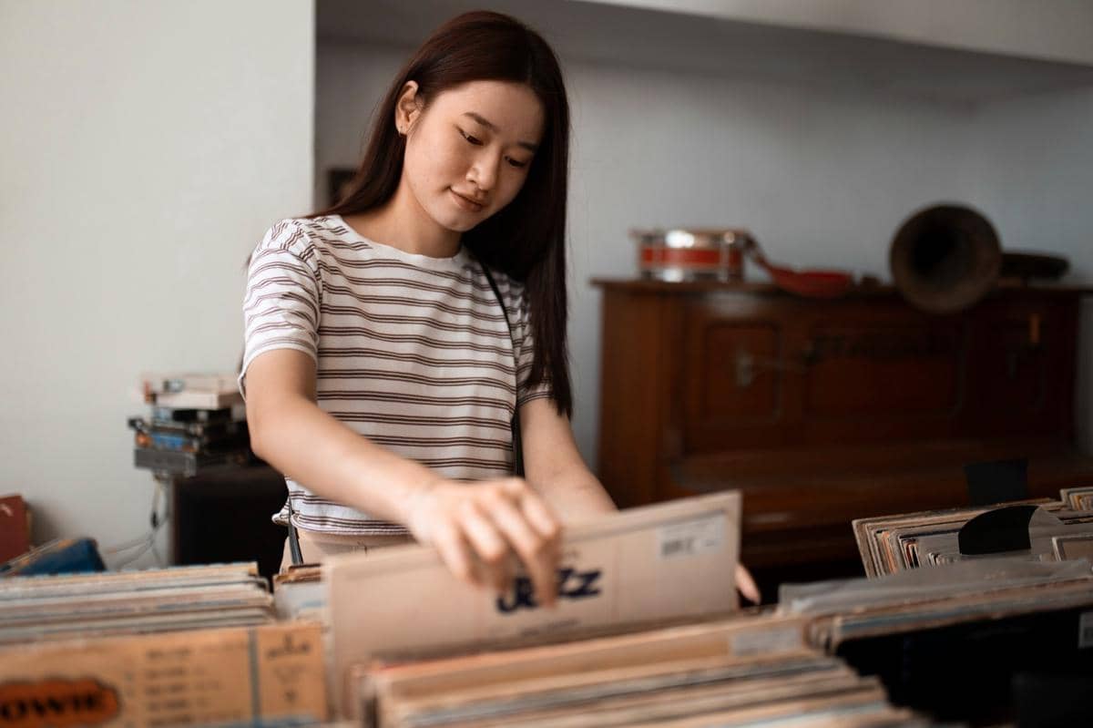 ilustrasi perempuan membeli buku