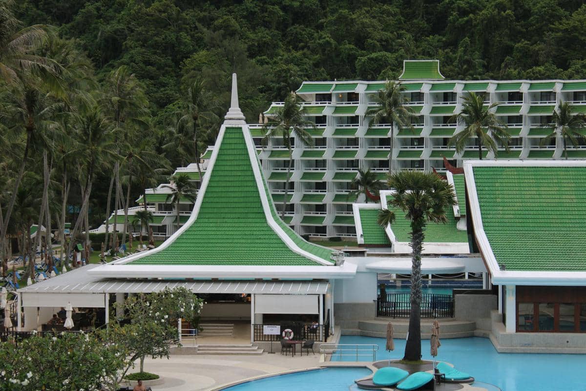 Bangunan hotel di Phuket, Thailand, tampak di bawah langit cerah dengan suasana resor tropis yang tenang.