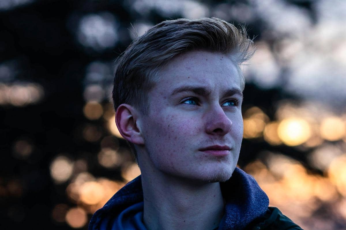 ilustrasi pria dengan flek hitam