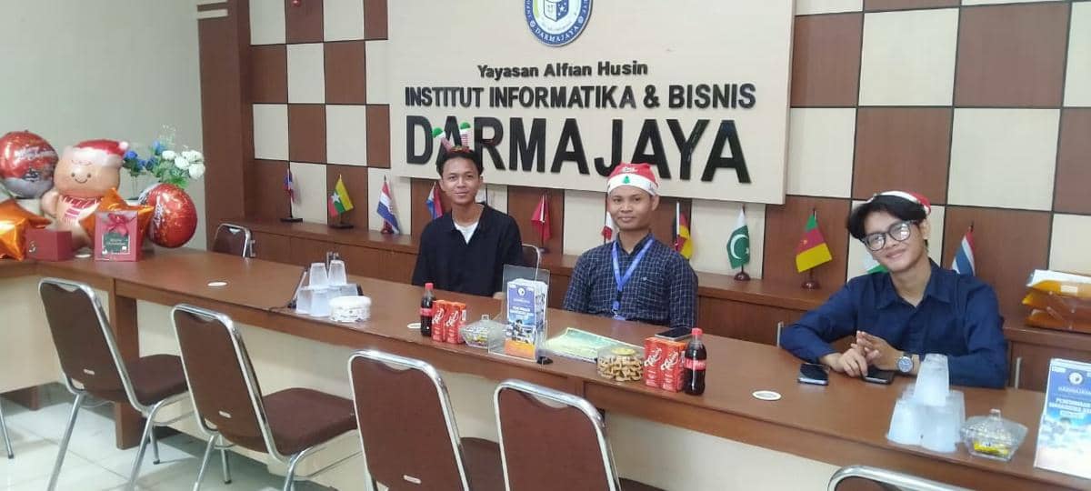 Institut Informatika dan Bisnis (IIB) Darmajaya menghadirkan kado spesial bagi calon mahasiswa baru yang mendaftar bertepatan dengan Hari Natal dan Libur Natal