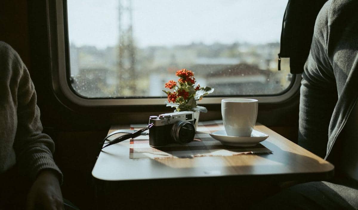 ilustrasi makan minum di dalam MRT Singapura