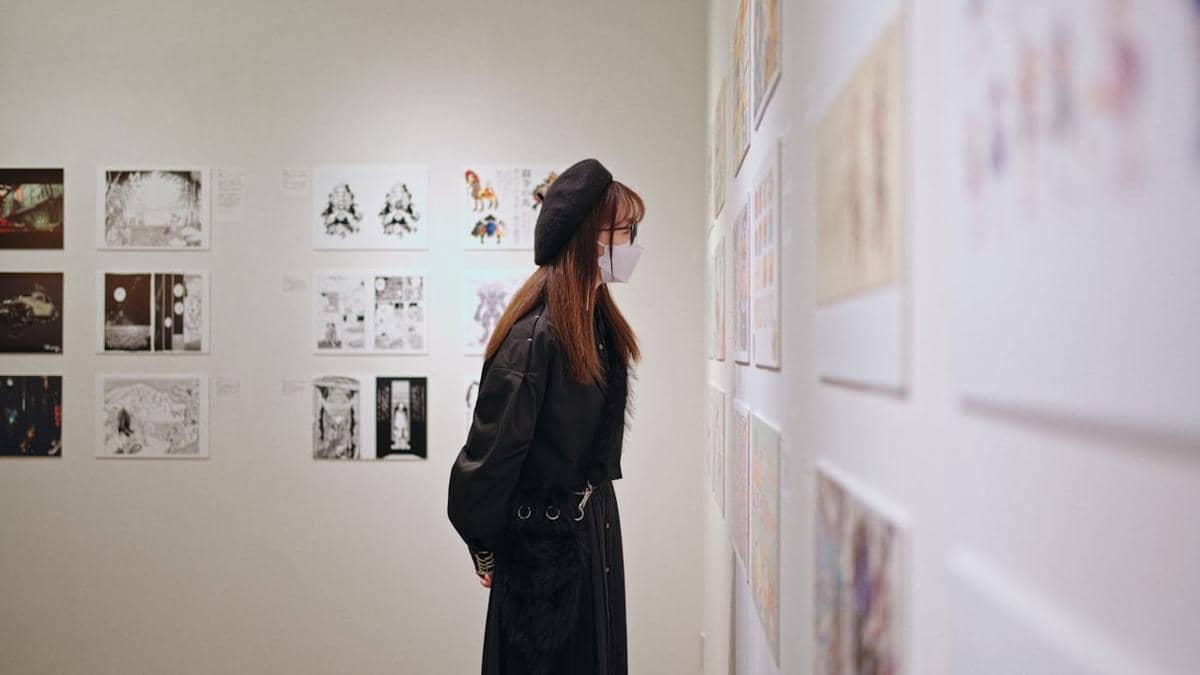 Ilustrasi melihat karya seni di galeri.