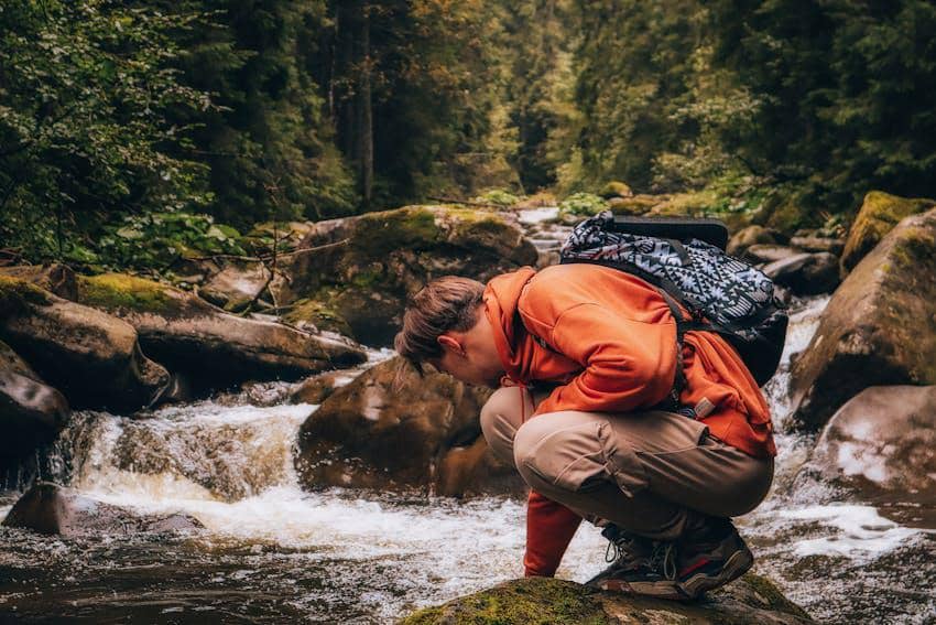 ilustrasi pendaki di sumber air pendakian 