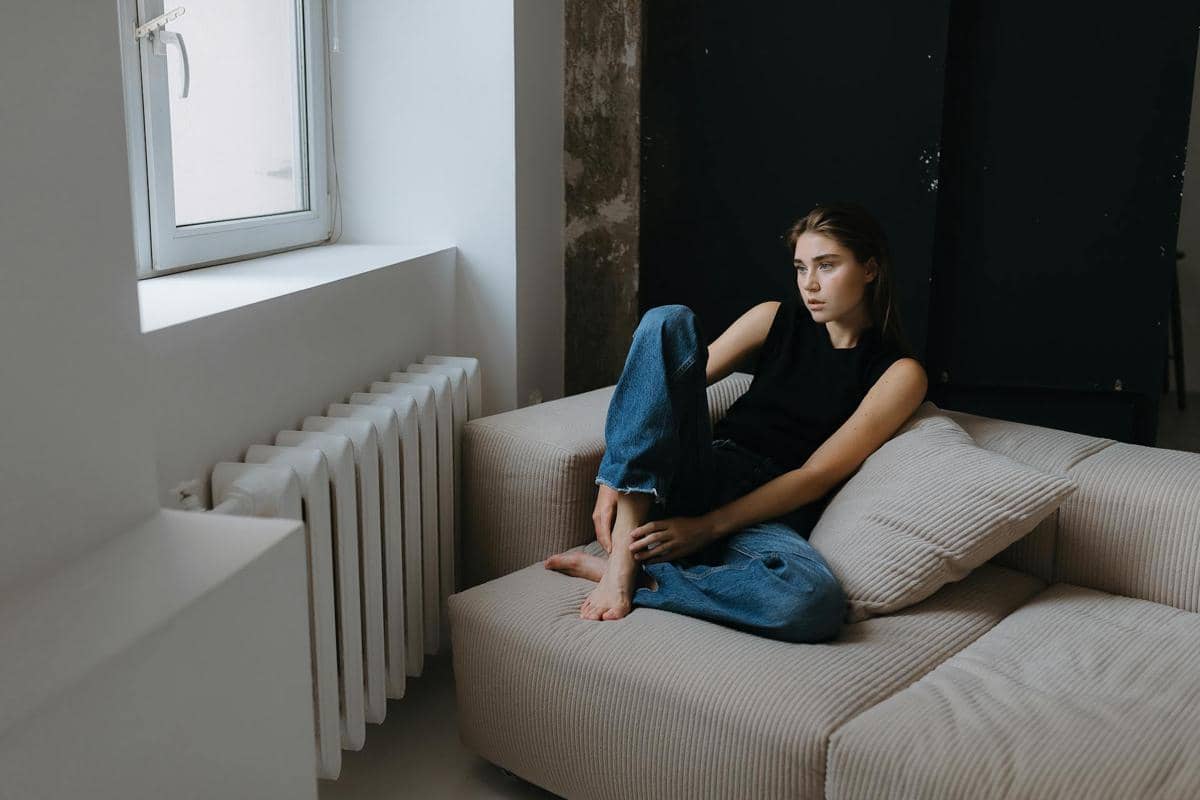 ilustrasi perempuan yang jenuh saat hujan