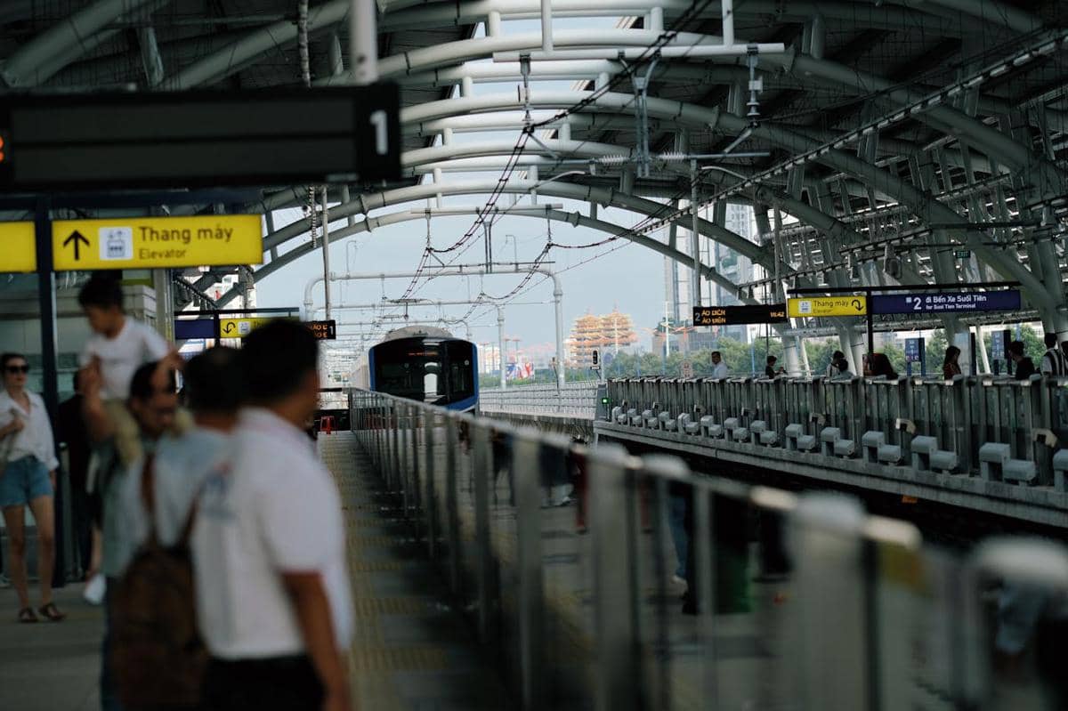 ilustrasi penumpang hendak naik MRT di Singapura