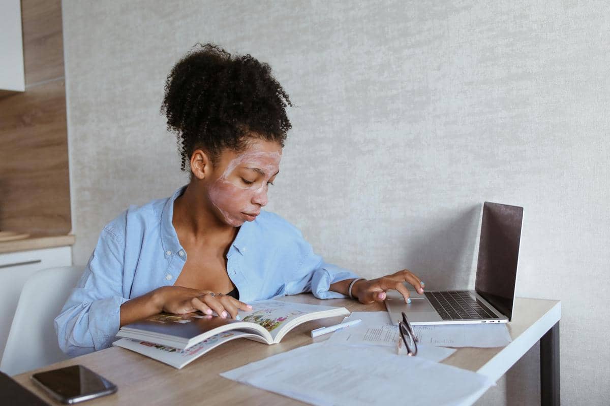 Seseorang belajar di tempat yang sepi