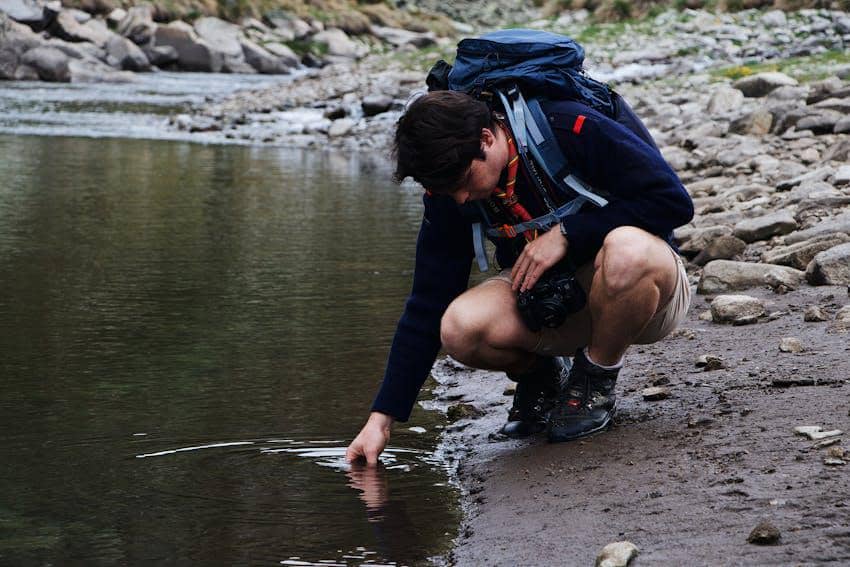 ilustrasi pendaki di sumber air pendakian 