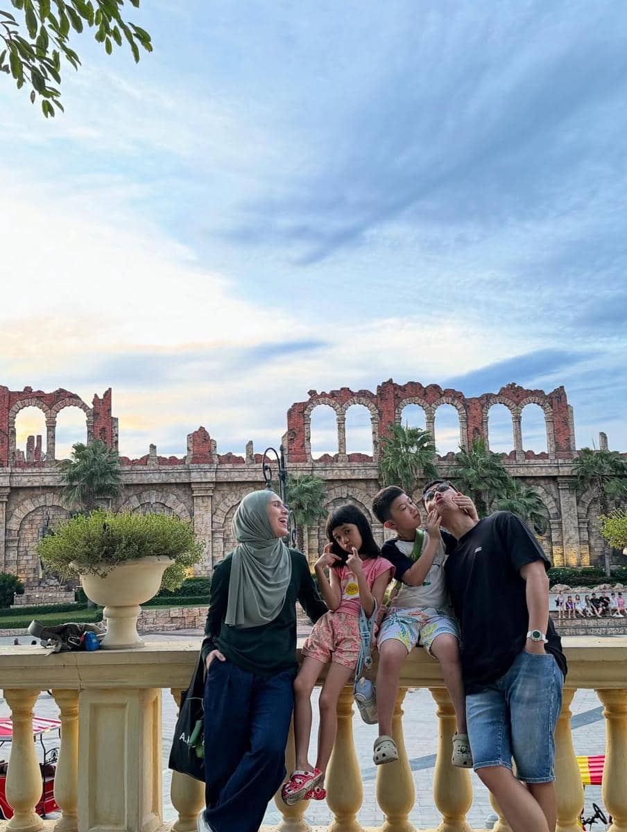 Keluarga Nycta Gina berlibur ke Pulau Phu Quoc.