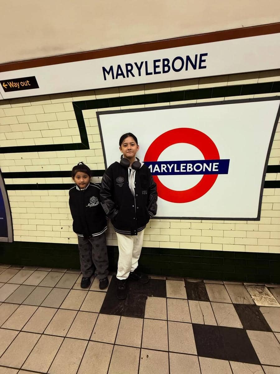 Audy Item jalan-jalan bertiga dengan buah hati di London.