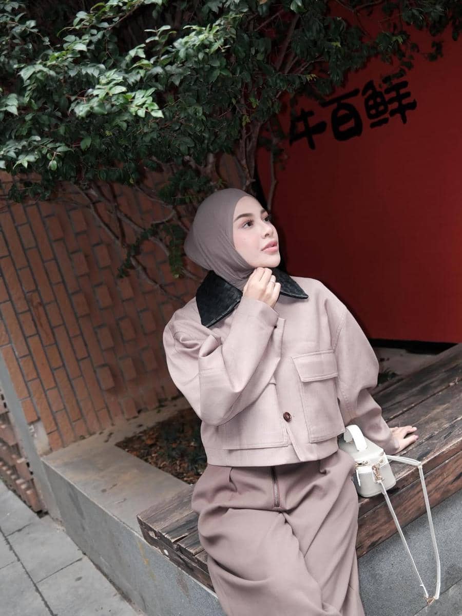 Aurel Hermansyah berbusana serba coklat saat di Shenzhen