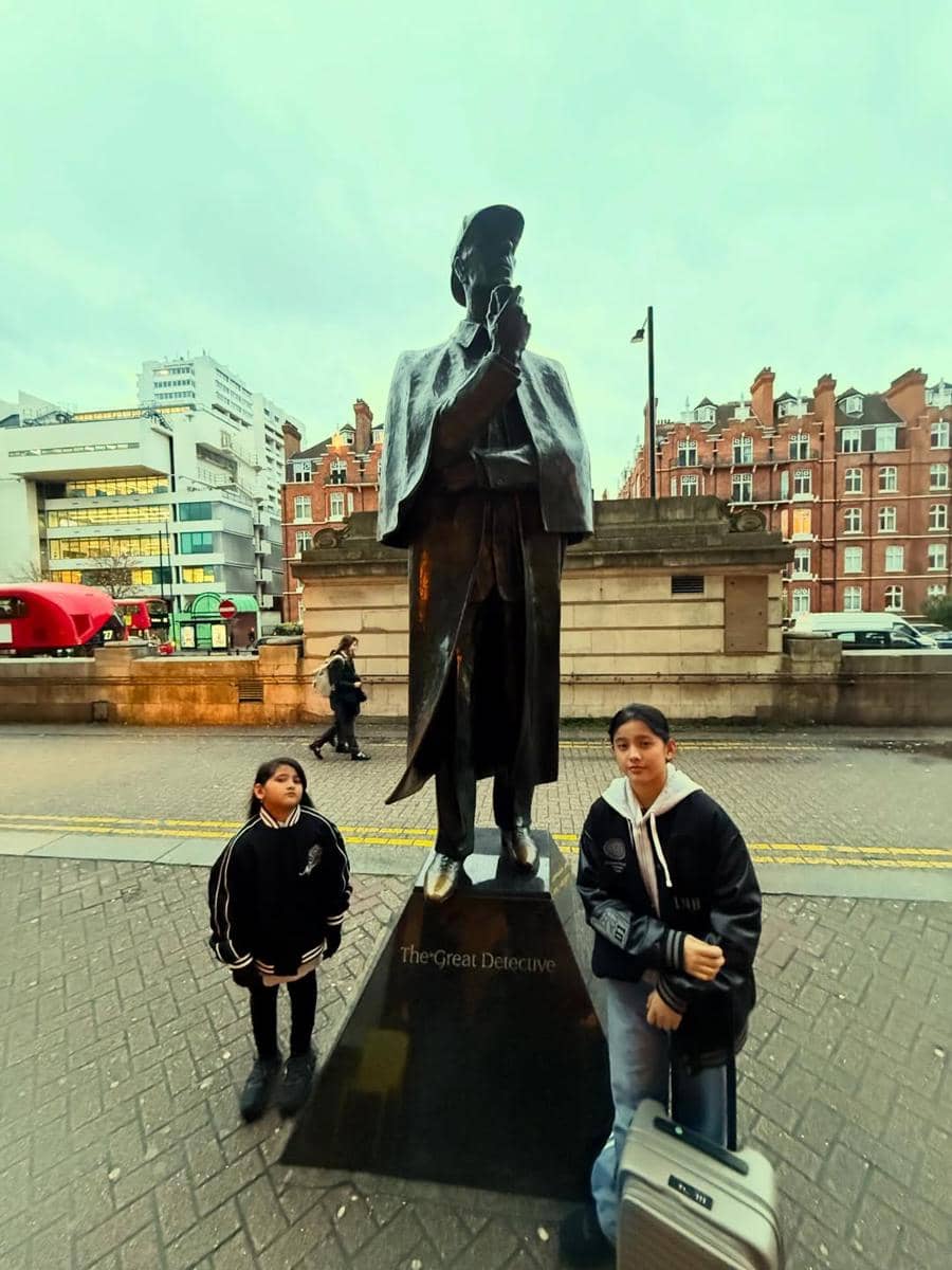 Audy Item jalan-jalan bertiga dengan buah hati di London.