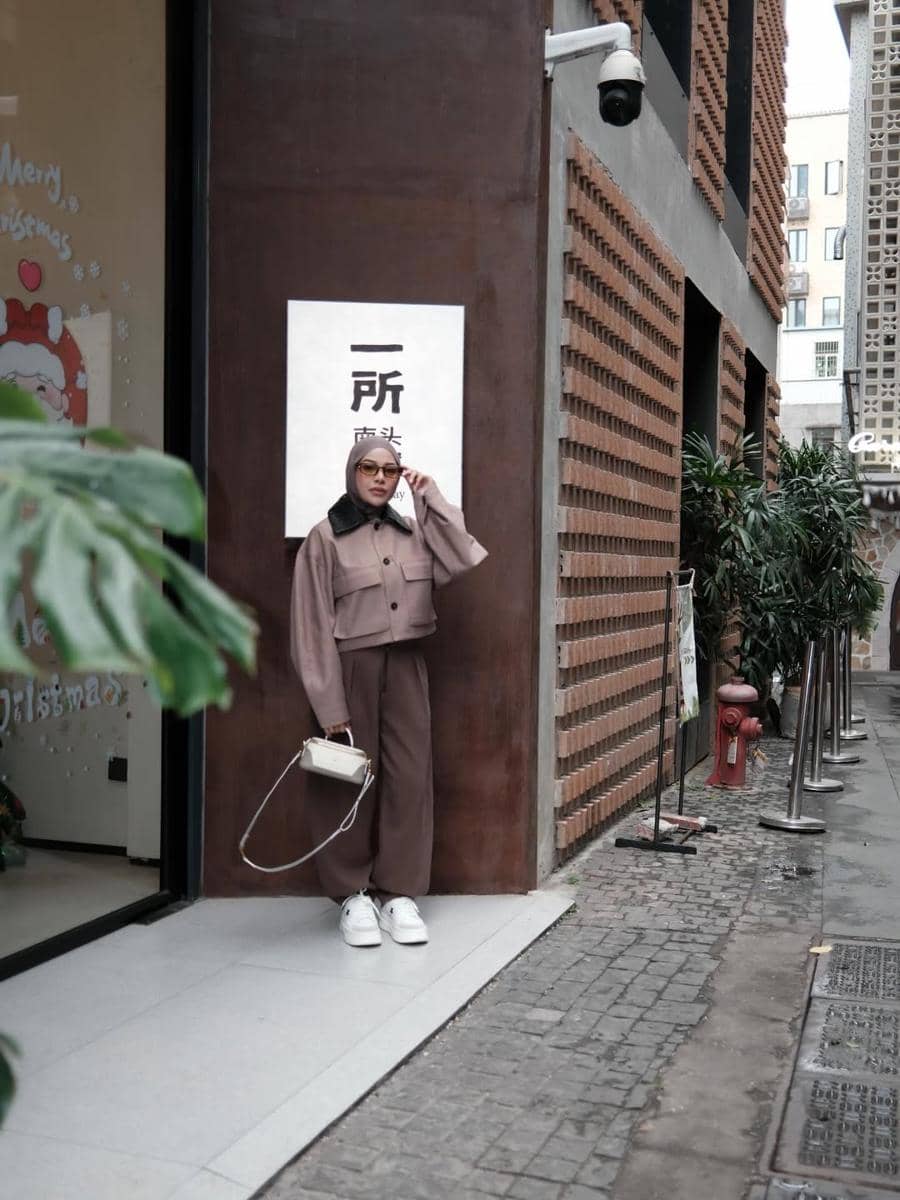 Aurel Hermansyah berbusana serba coklat saat di Shenzhen