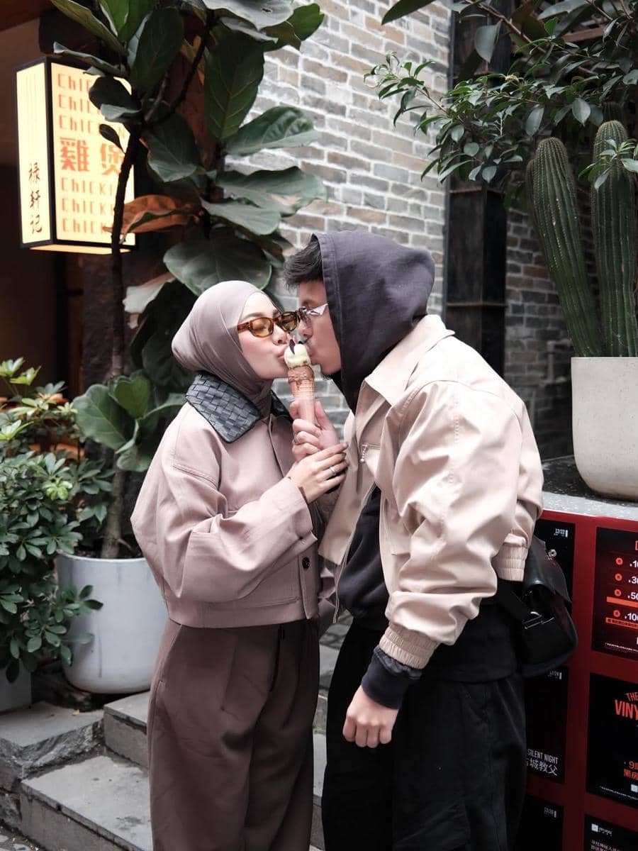 Aurel Hermansyah berbusana serba coklat saat di Shenzhen