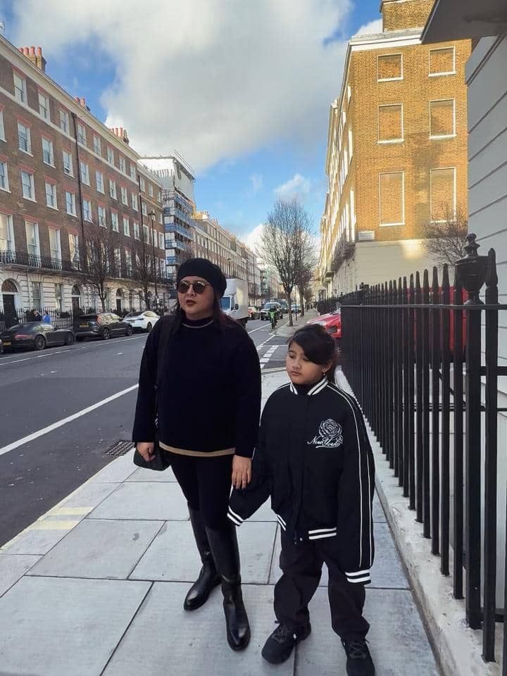 Audy Item jalan-jalan bertiga dengan buah hati di London.