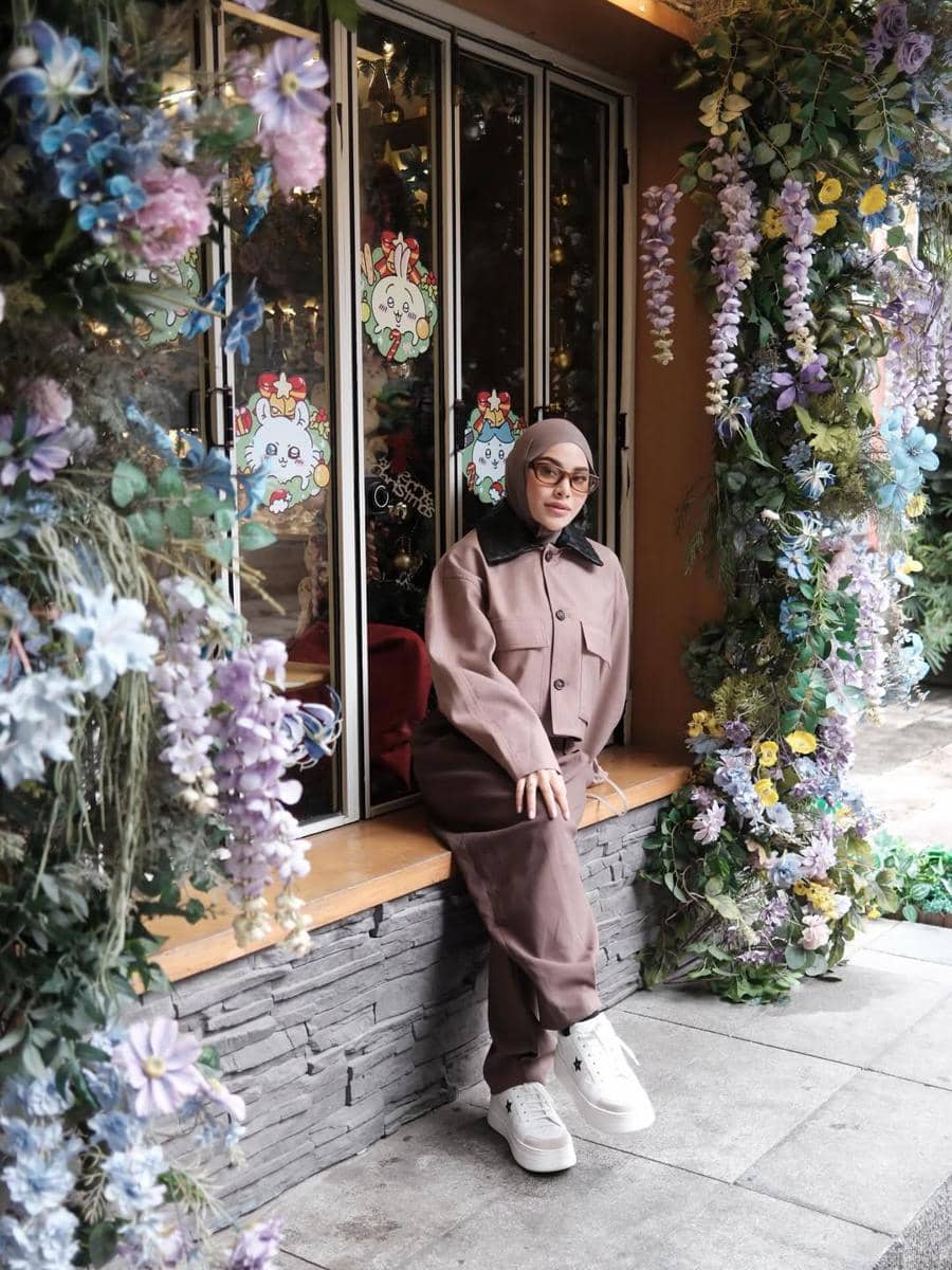 Aurel Hermansyah berbusana serba coklat saat di Shenzhen