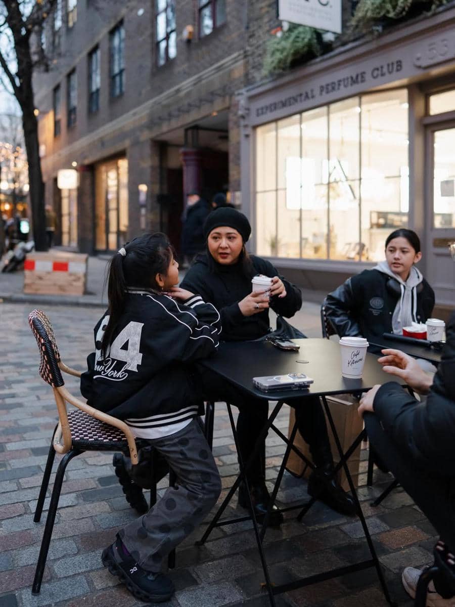 Audy Item jalan-jalan bertiga dengan buah hati di London.