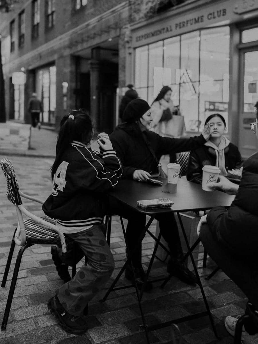 Audy Item jalan-jalan bertiga dengan buah hati di London.