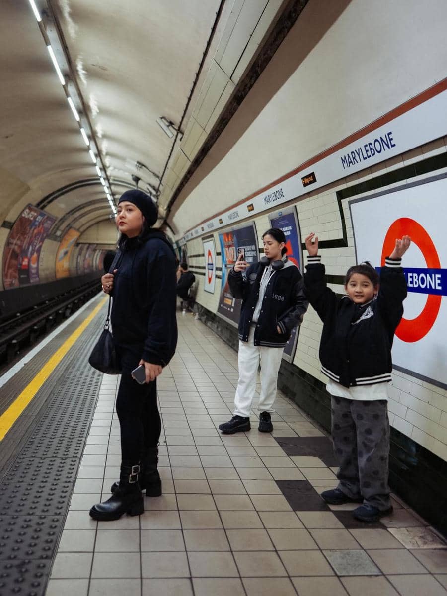 Audy Item jalan-jalan bertiga dengan buah hati di London.