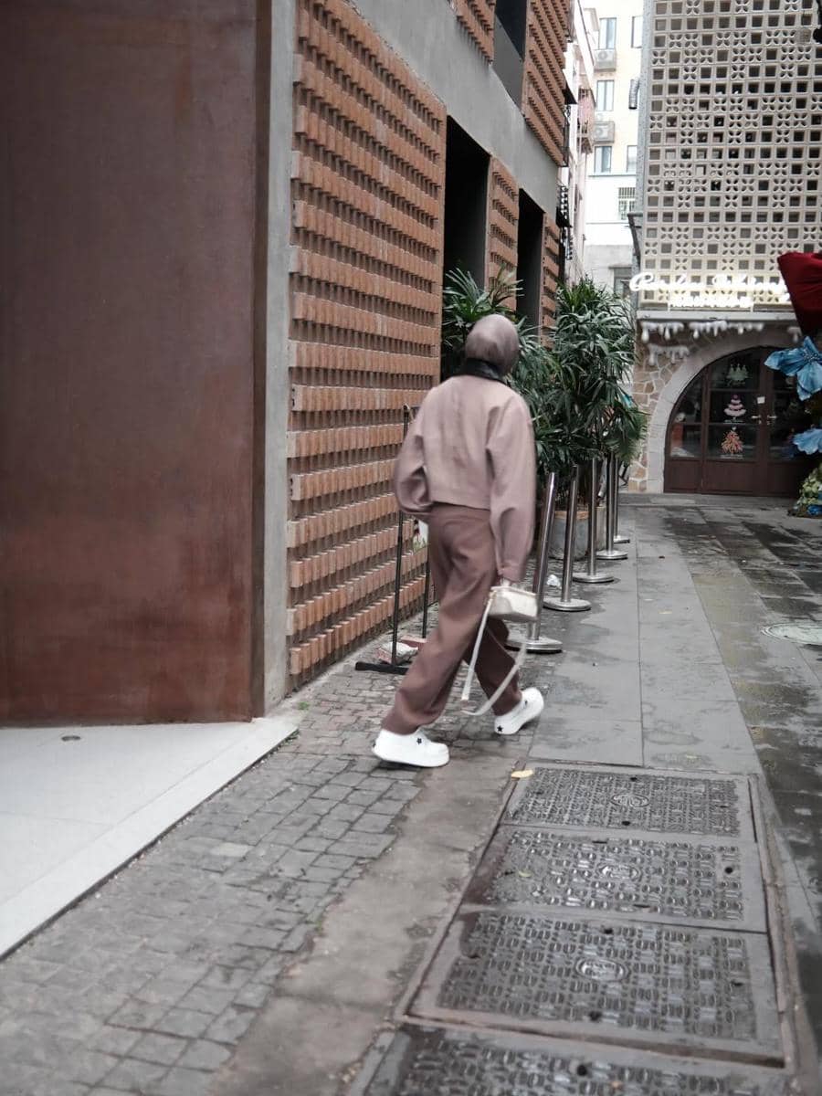 Aurel Hermansyah berbusana serba coklat saat di Shenzhen