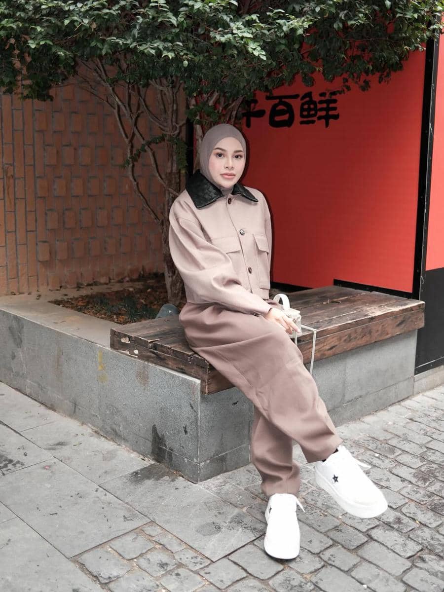 Aurel Hermansyah berbusana serba coklat saat di Shenzhen