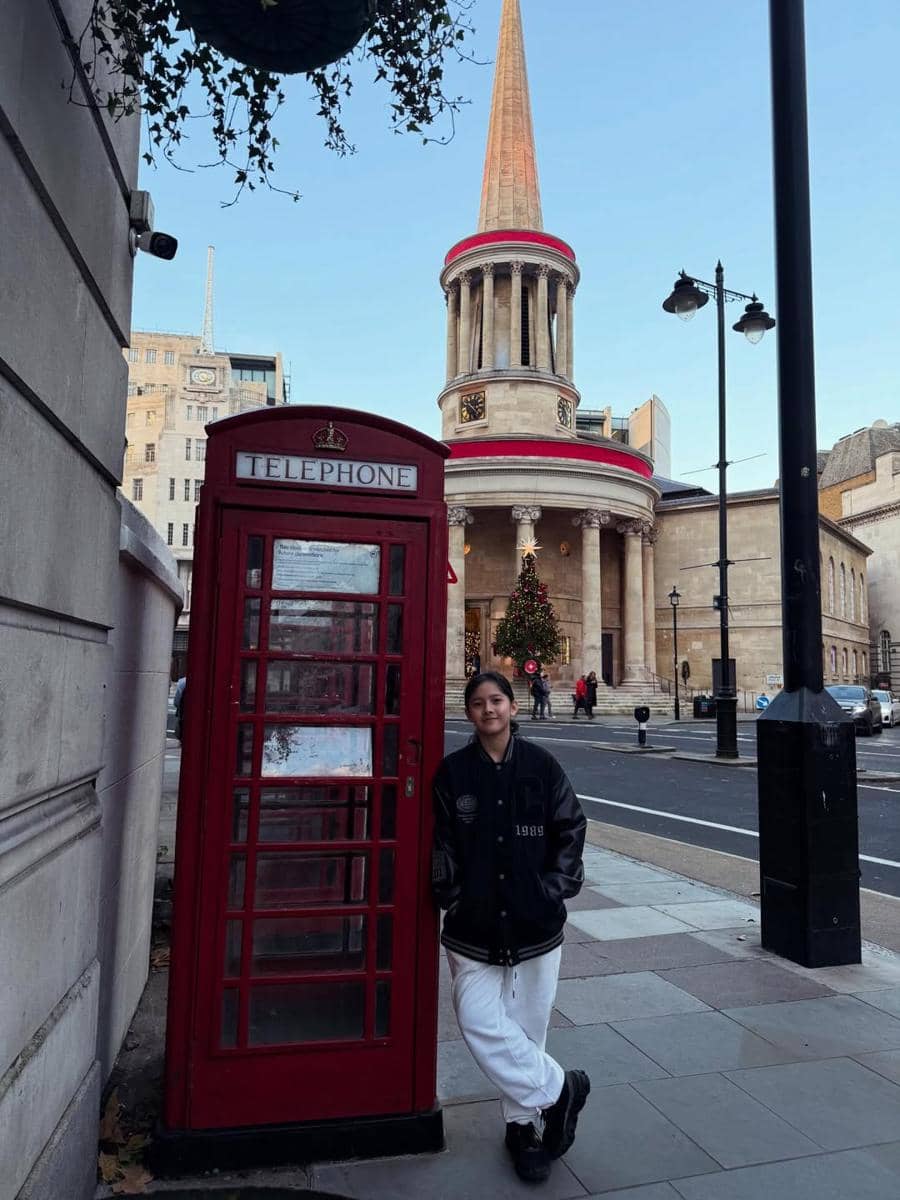 Audy Item jalan-jalan bertiga dengan buah hati di London.