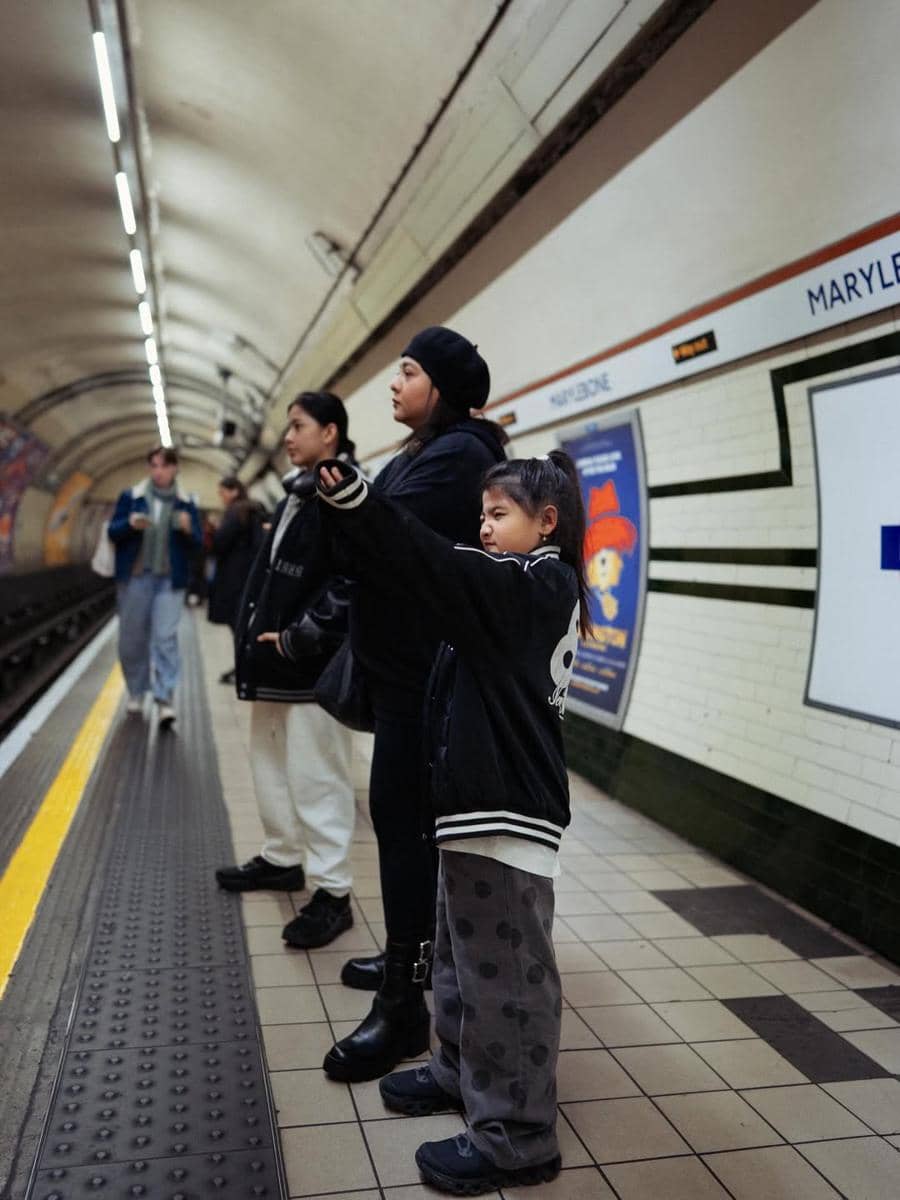 Audy Item jalan-jalan bertiga dengan buah hati di London.