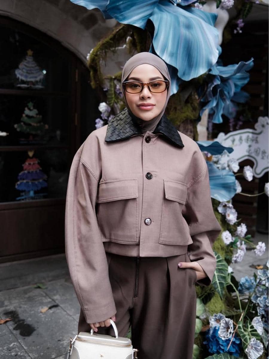 Aurel Hermansyah berbusana serba coklat saat di Shenzhen