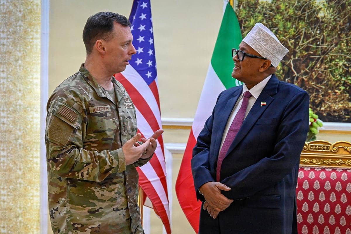 Jenderal Angkatan Udara AS Dagvin Anderson dan Presiden Somaliland Abdirahman Mohamed Abdullahi 