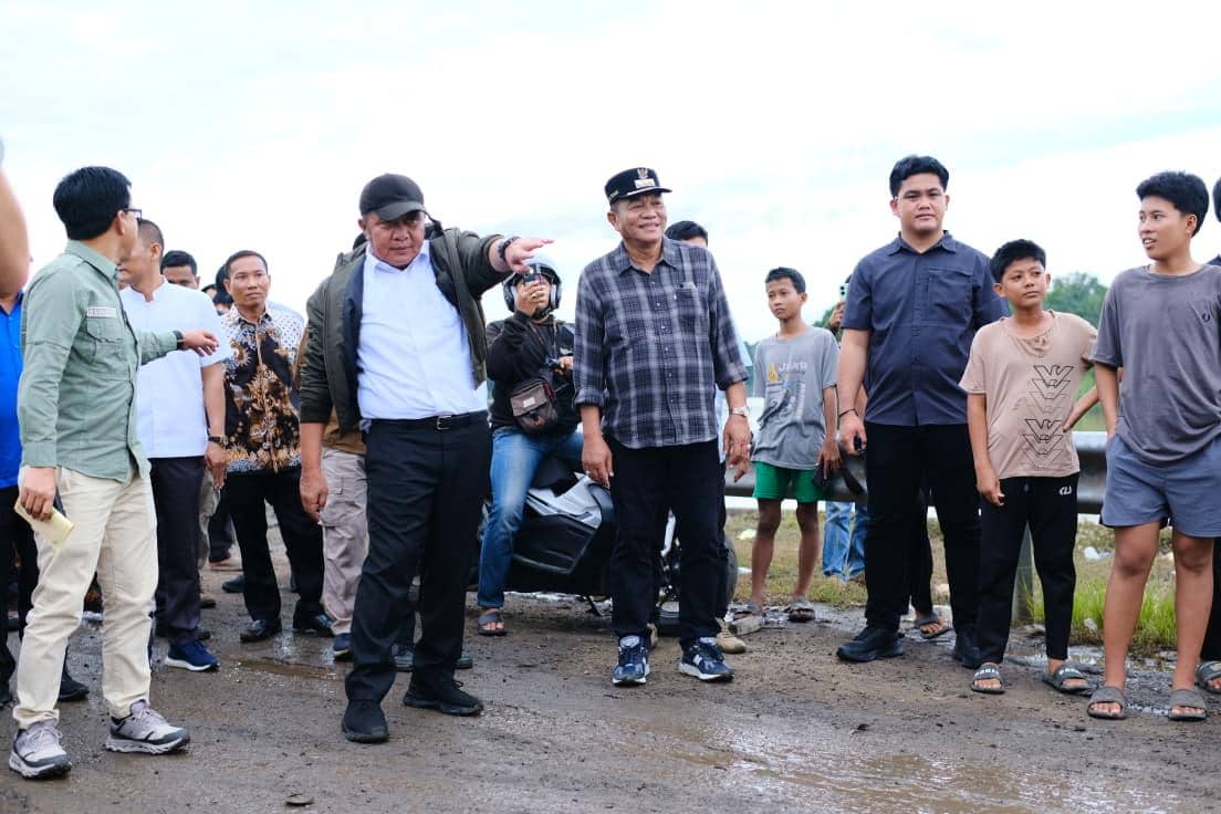 Gubernur Sumsel Herman Deru dan Bupati Muba Toha Tohet meninjau jalan rusak Sekayu-Lubuk Linggau. (Dok. Pemkab Muba)