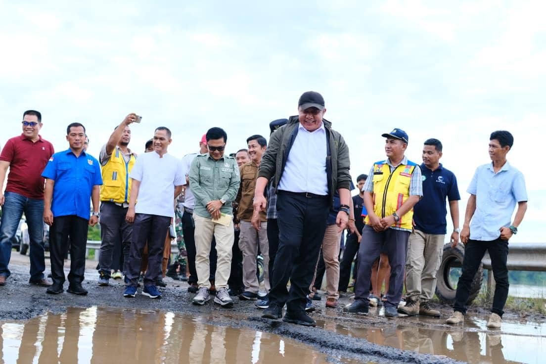 Gubernur Sumsel Herman Deru dan Bupati Muba Toha Tohet meninjau jalan rusak Sekayu-Lubuk Linggau. 