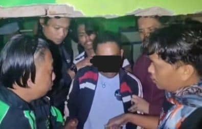 Polisi saat menangkap AZ (41) usai dilaporkan memperkosa anak tirinya (NA) yang berusia 18 tahun hingga hamil dengan usia kandungan lima bulan. (Dok.IDN Times)