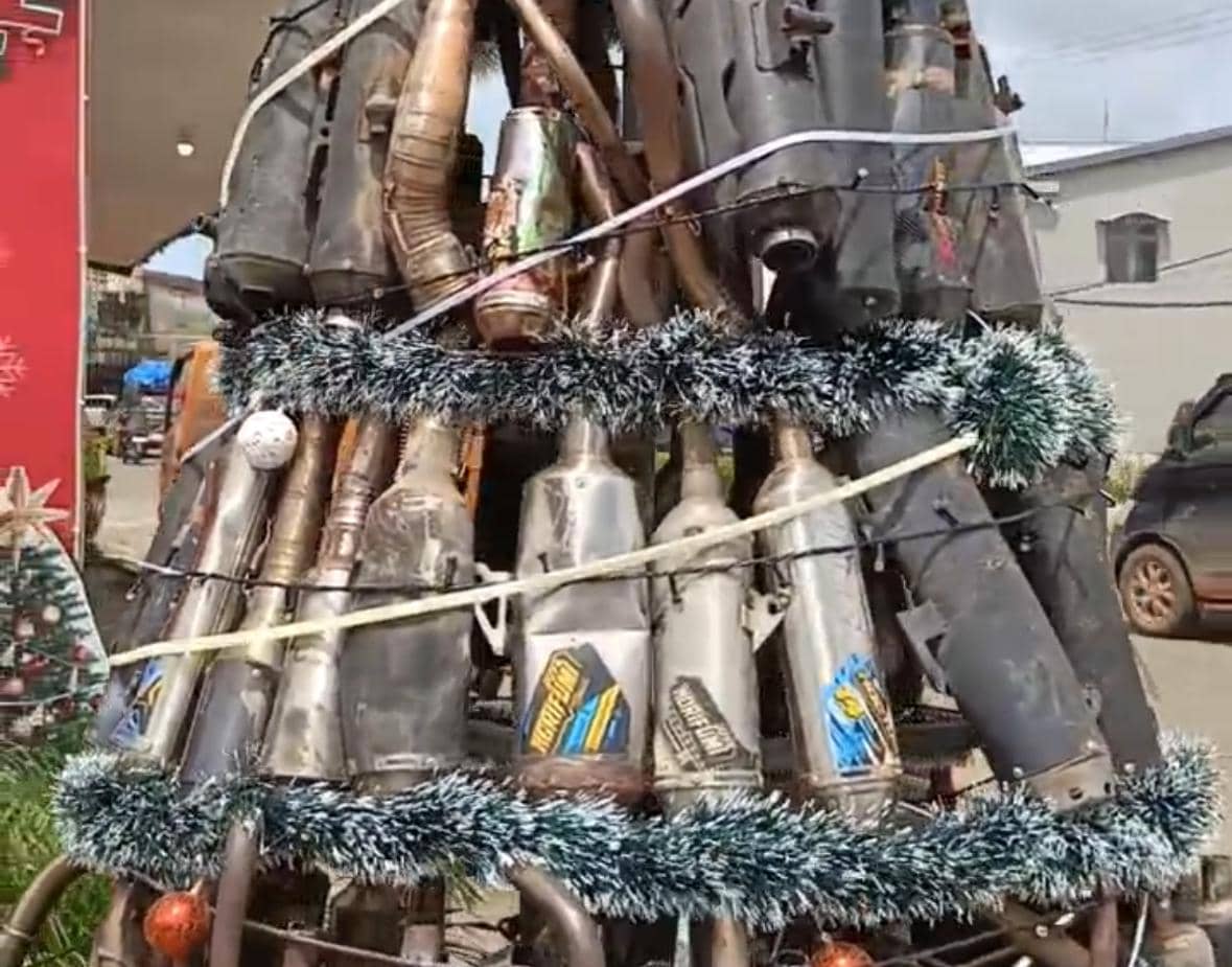 Penampakan pohon natal dari ratusan knalpot brong.