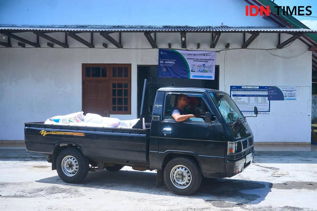 Petugas kios Penerima Pupuk pada Titik Serah (PPTS) UD Jambul, Fakhur Arif jemput bola mengantarkan pupuk subsidi untuk petani Desa Purwosari, Secang, Magelang, Juandika, Senin (22/12/2025). (IDN Times/Dhana Kencana)