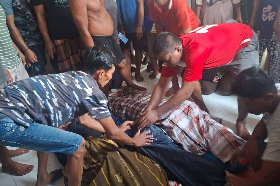 Proses evakuasi mayat penumpang kapal tenggelam di perairan Pangkep, Sulsel, Sabtu (27/12/2025). (Dok. IDN Times)