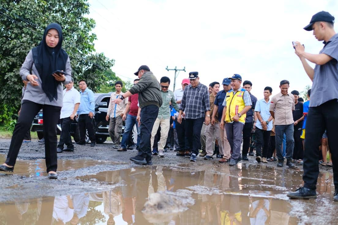 Gubernur Sumsel Herman Deru dan Bupati Muba Toha Tohet meninjau jalan rusak Sekayu-Lubuk Linggau. 
