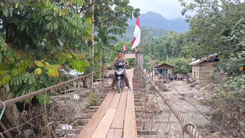 Prajurit TNI AD dari Babinsa Posramil Darul Hasanah bersama warga berhasil memperbaiki jembatan gantung di Desa Buntul Kendawi, Kabupaten Aceh Tenggara (Dok. Dispenad)