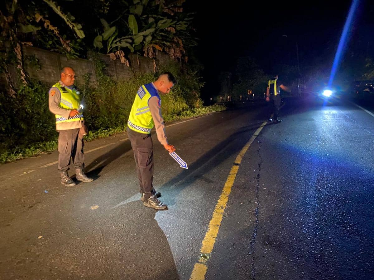 Insiden kecelakaan lalu lintas antara dua sepeda motor terjadi di KM 69-70, Banjar Pasar, Desa Pekutatan, Kecamatan Pekutatan, Jembrana, Jumat (26/12/2025) malam.