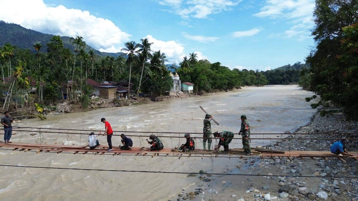 Prajurit TNI AD dari Babinsa Posramil Darul Hasanah bersama warga berhasil memperbaiki jembatan gantung di Desa Buntul Kendawi, Kabupaten Aceh Tenggara (Dok. Dispenad)