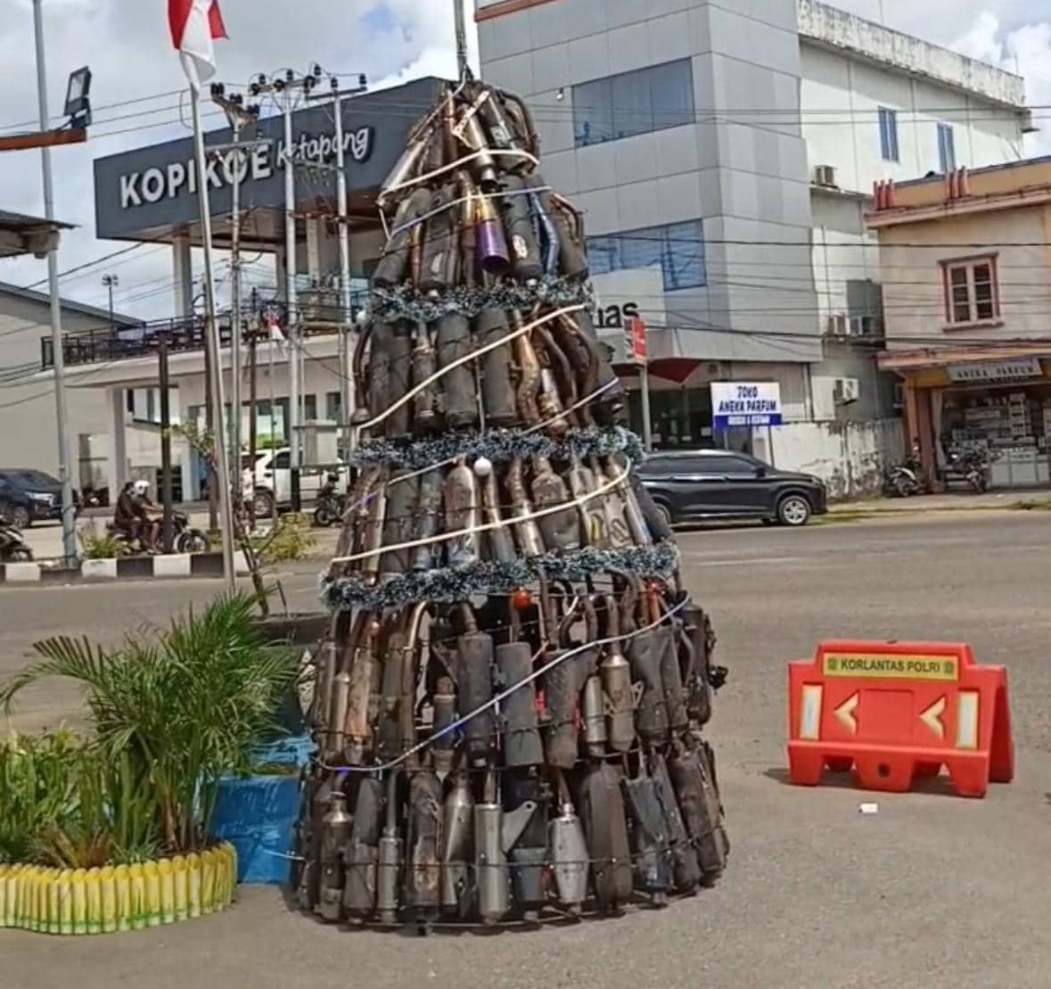 Penampakan pohon natal dari ratusan knalpot brong.