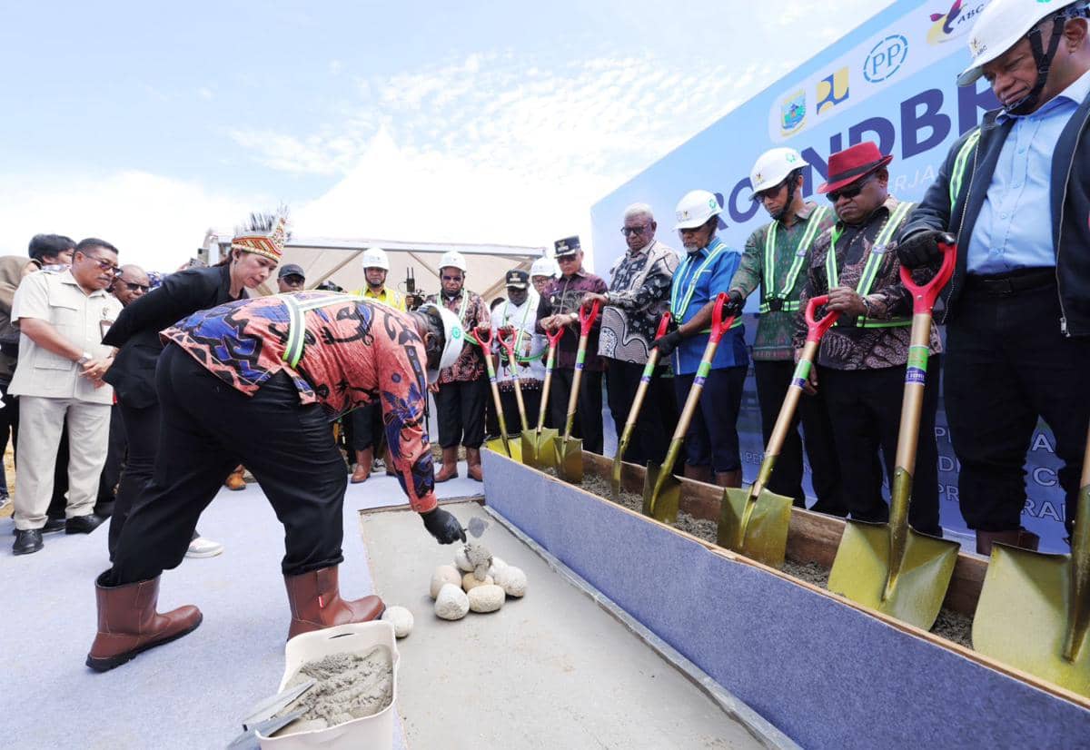 Gubernur Papua Tengah, Meki Nawipa, melakukan peletakan batu pertama pembangunan Gedung Kantor Gubernur, DPRD, MRP, serta tiga tower gedung perkantoran pemerintahan di Distrik Wanggar, Kabupaten Nabire, Sabtu (27/12/2025). (IDN Times/Dok. Pemprov Papua Tengah)