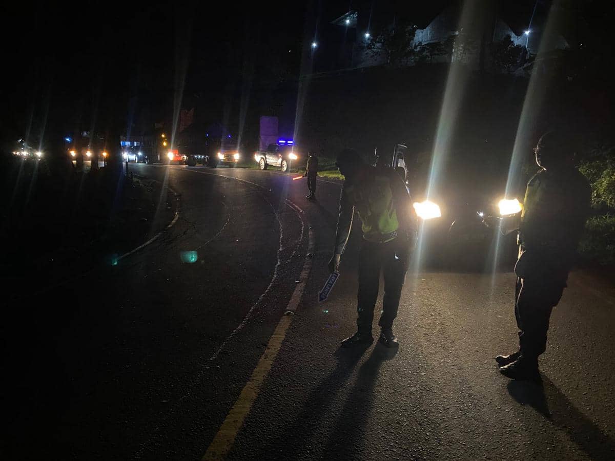 Insiden kecelakaan lalu lintas antara dua sepeda motor terjadi di KM 69-70, Banjar Pasar, Desa Pekutatan, Kecamatan Pekutatan, Jembrana, Jumat (26/12/2025) malam. 