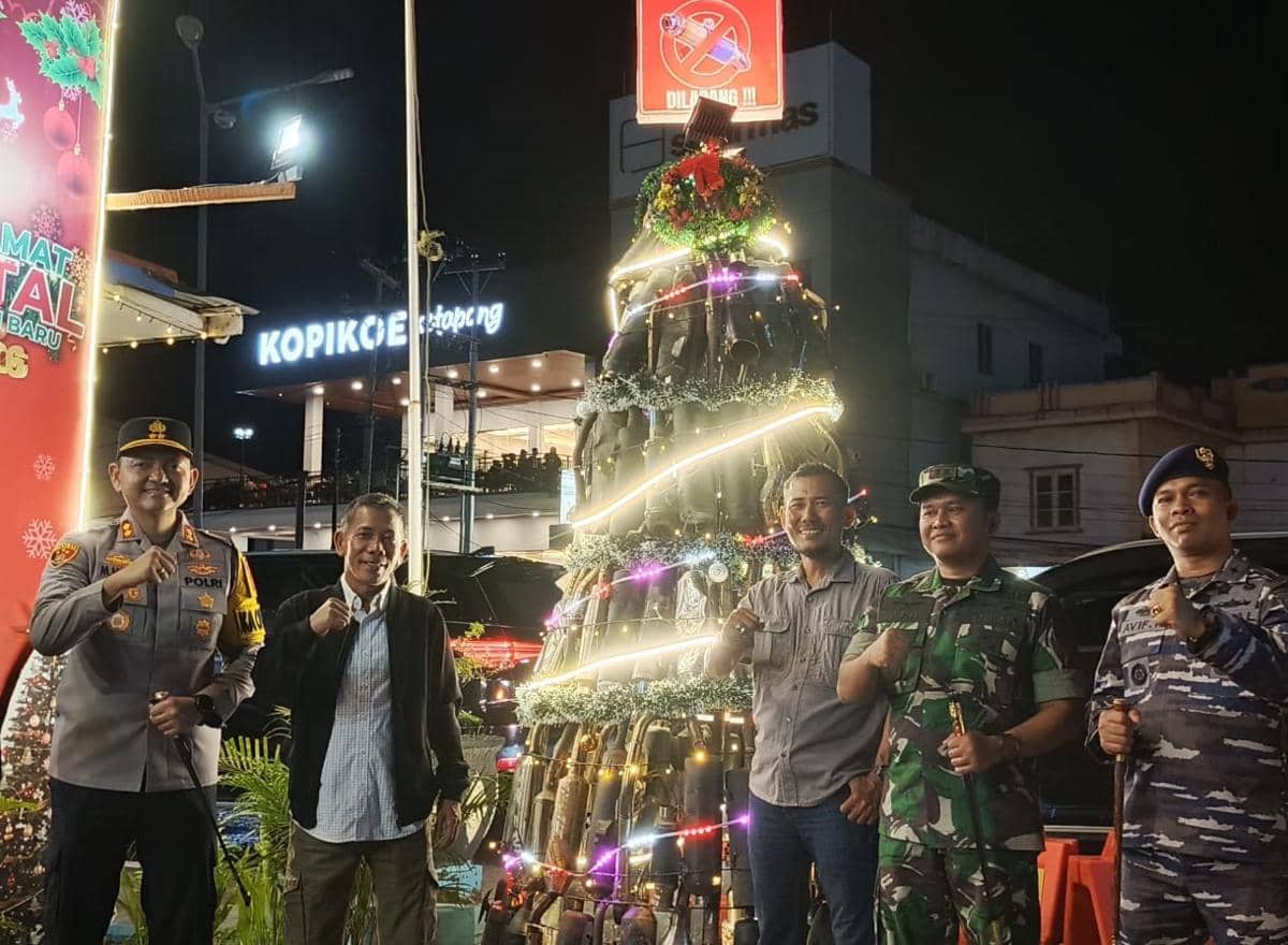 Penampakan pohon natal dari ratusan knalpot brong.