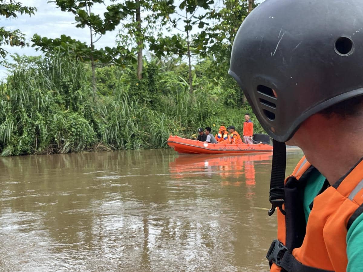 Tim SAR gabungan melakukan pencarian bocah 7 tahun yang tenggelam di Sungai Komering. (Dok. Basarnas Palembang)