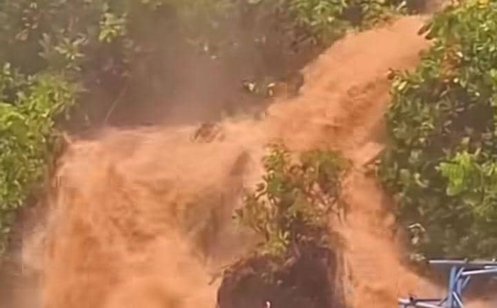 Hujan Lebat, Aliran Sungai Bawah Tanah Pantai Baron Gunungkidul Meluap