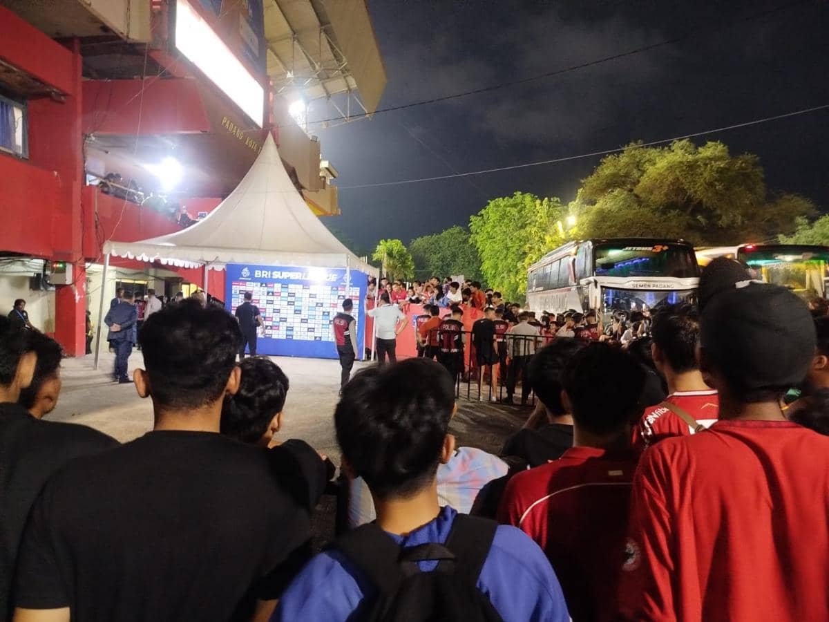 Potret fans menyaksikan laga Semen Padang vs Persija