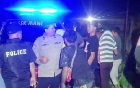 Polisi membubarkan aksi saling serang remaja menggunakan petasan di wilayah Kecamatan Manggala, Makassar, pada Jumat (25/12/2025). (Dok. Polrestabes Makassar)