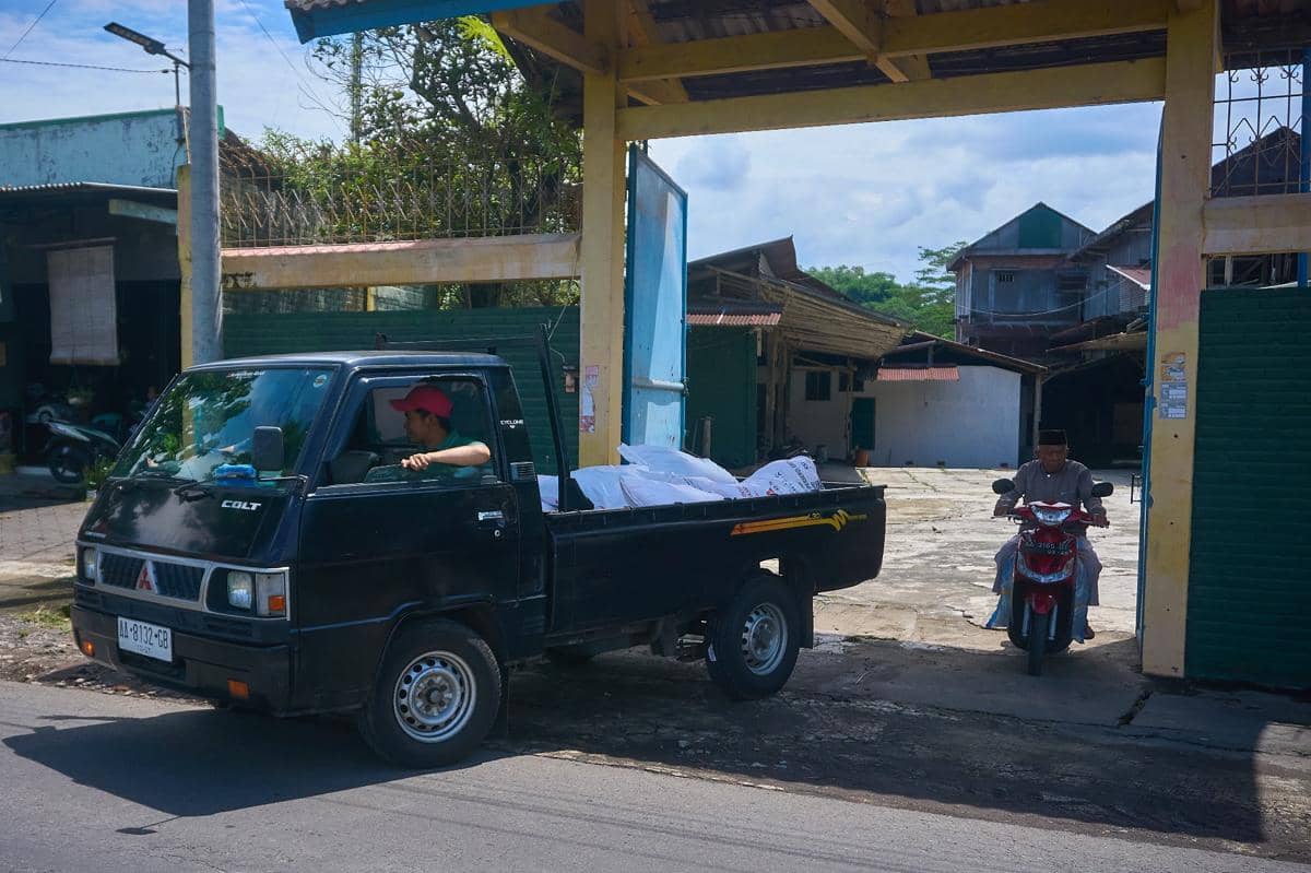 Petugas kios Penerima Pupuk pada Titik Serah (PPTS) UD Jambul, Fakhur Arif jemput bola mengantarkan pupuk subsidi untuk petani Desa Purwosari, Secang, Magelang, Juandika, Senin (22/12/2025). (IDN Times/Dhana Kencana)