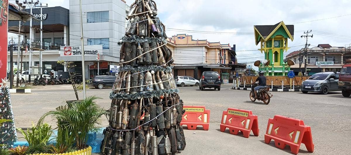 Penampakan pohon natal dari ratusan knalpot brong.
