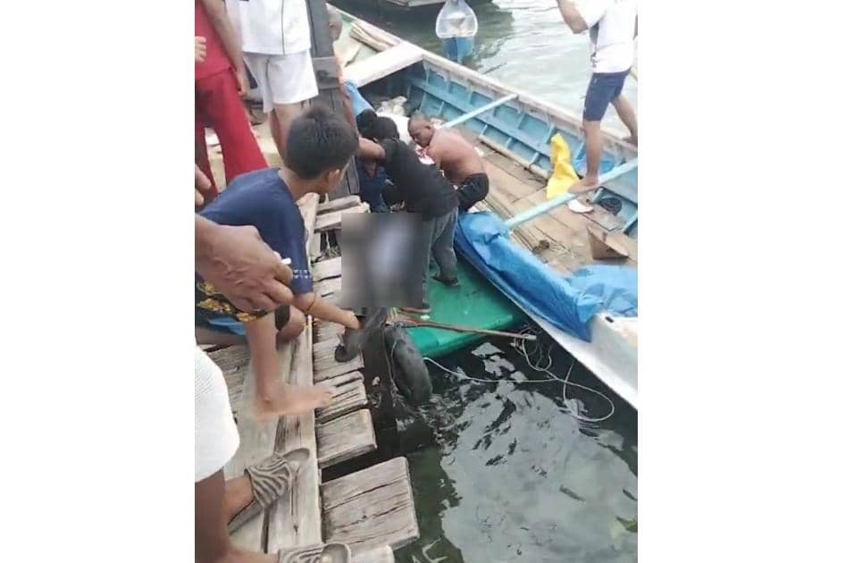 Proses evakuasi mayat penumpang kapal tenggelam di perairan Pangkep, Sulsel, Sabtu (27/12/2025). (Dok. IDN Times)