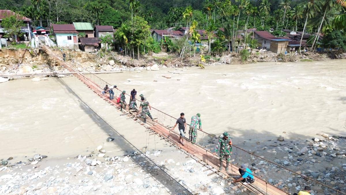 Prajurit TNI AD dari Babinsa Posramil Darul Hasanah bersama warga berhasil memperbaiki jembatan gantung di Desa Buntul Kendawi, Kabupaten Aceh Tenggara (Dok. Dispenad)